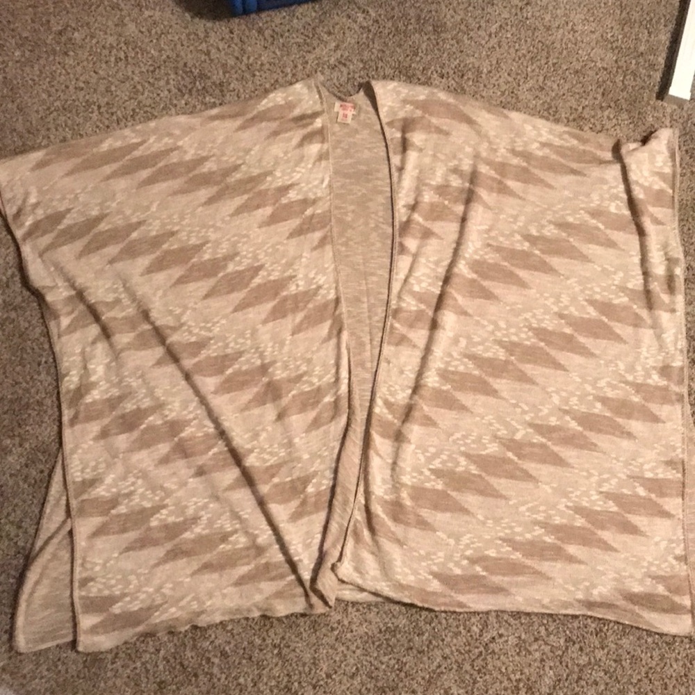 Tan patterned cardigan, loose fitting!
